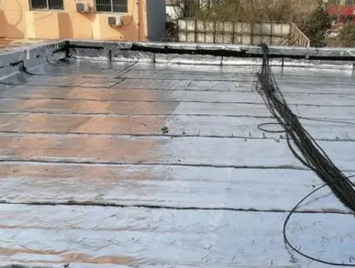 托克托卫生间漏水维修公司分享下托克托屋面楼顶防水刚性防水层施工要点。